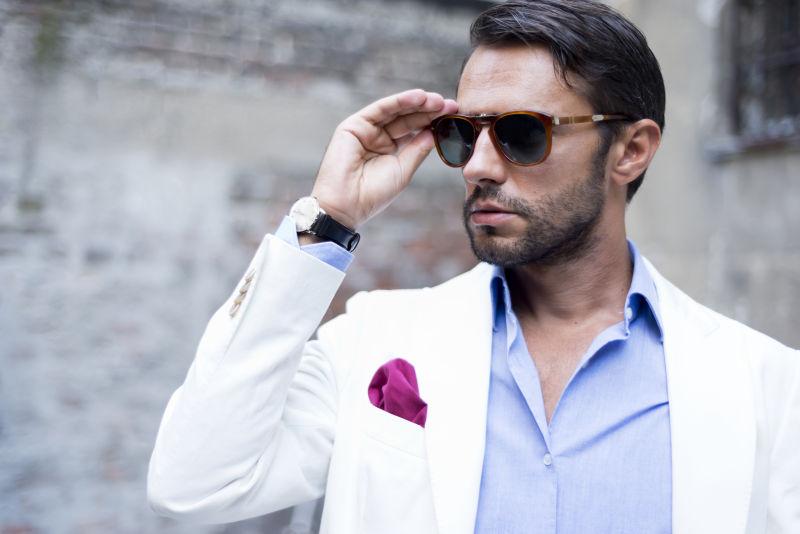 带着茶色墨镜的时尚男人