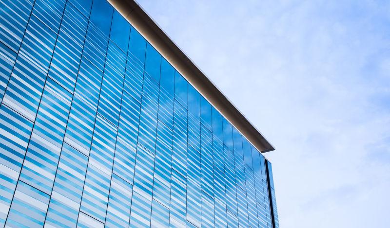 现代玻璃建筑反射天空背景