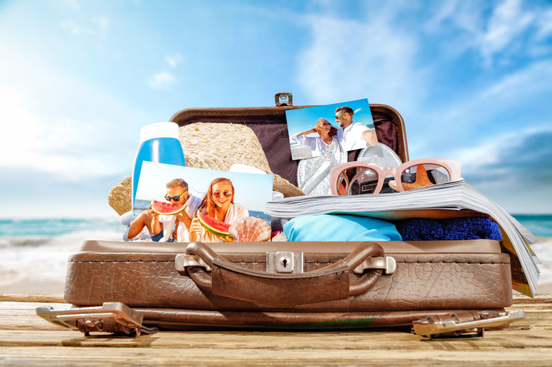 海滩背景下的旅行箱