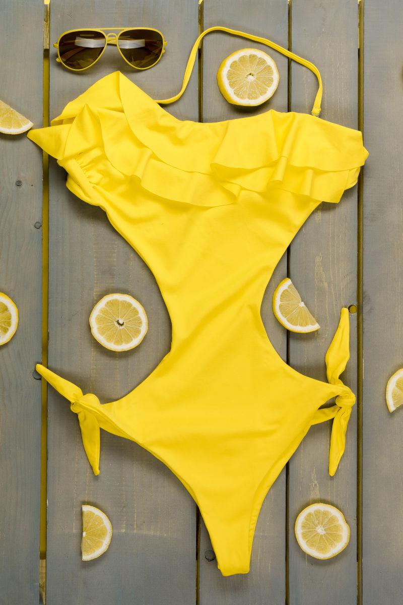 连体的泳衣和柠檬