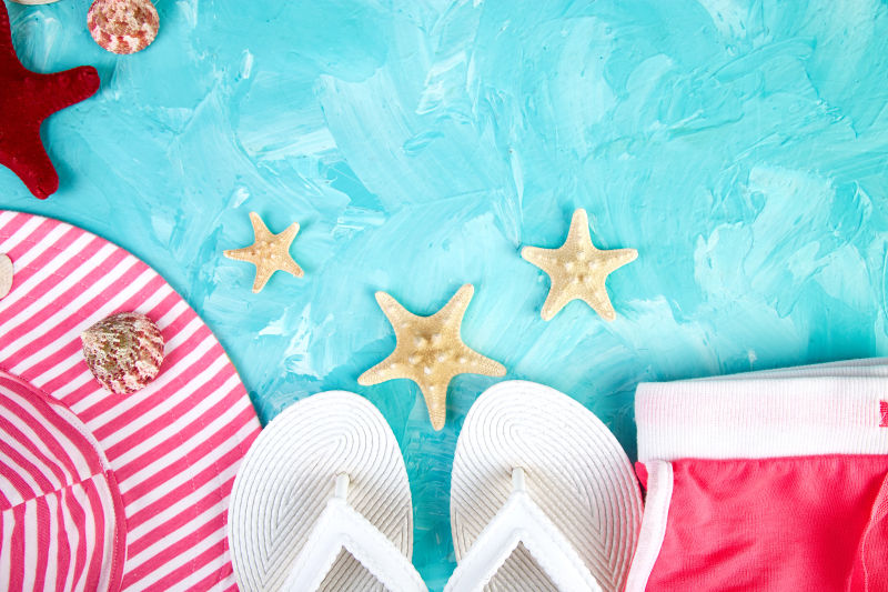 桌子上的海星和沙滩必备品