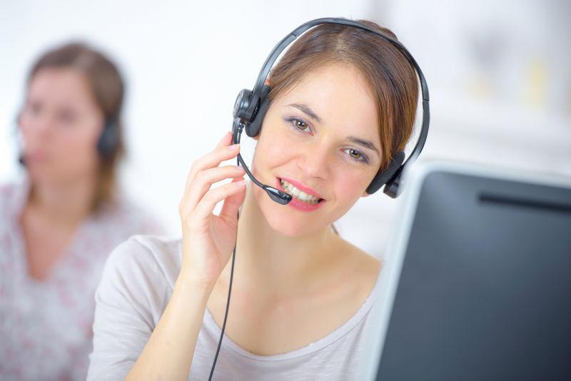 电脑前的年轻女客服