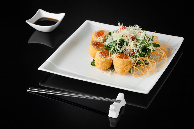 寿司在白盘子里