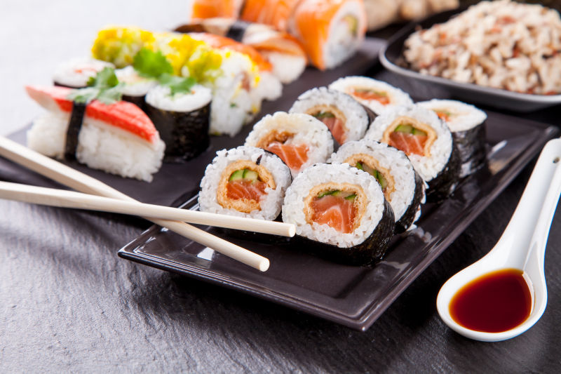 美味的寿司与沾酱
