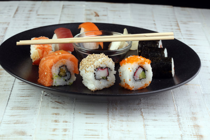 黑色盘子里的寿司