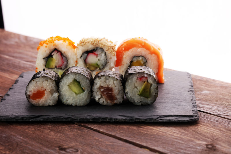 好吃的寿司在石板上