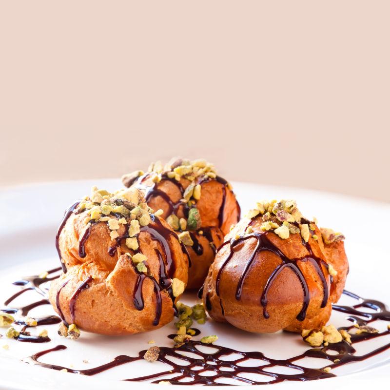 白盘子中的巧克力酱和坚果