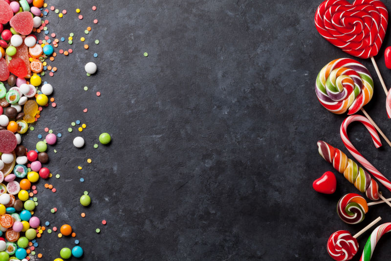 黑色平台上两侧摆满糖果