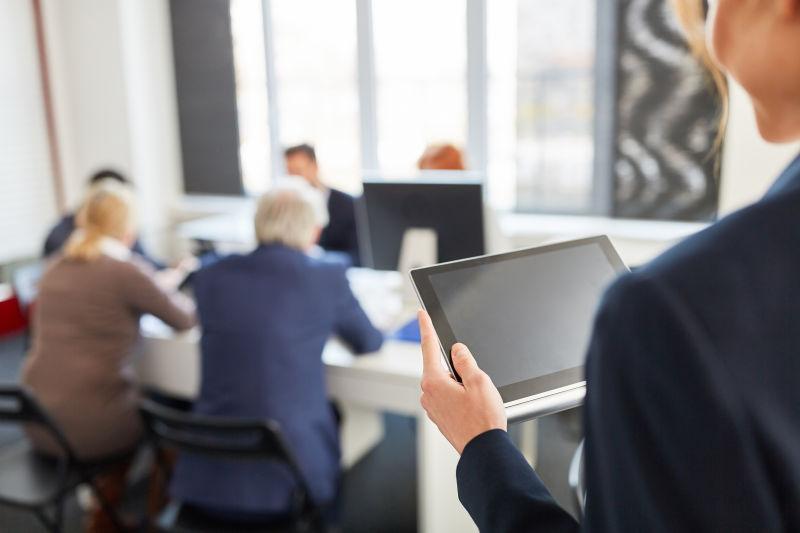 女性在会议室使用平板电脑召开会议