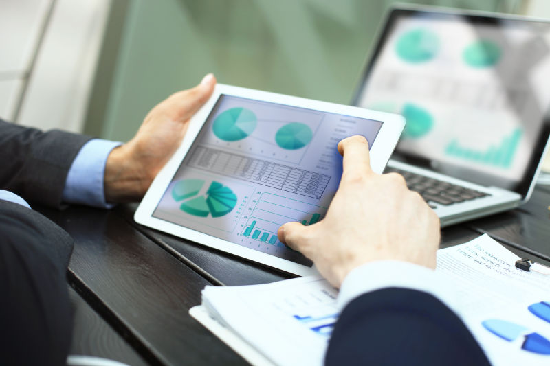 业务人员在平板电脑上进行统计数据分析