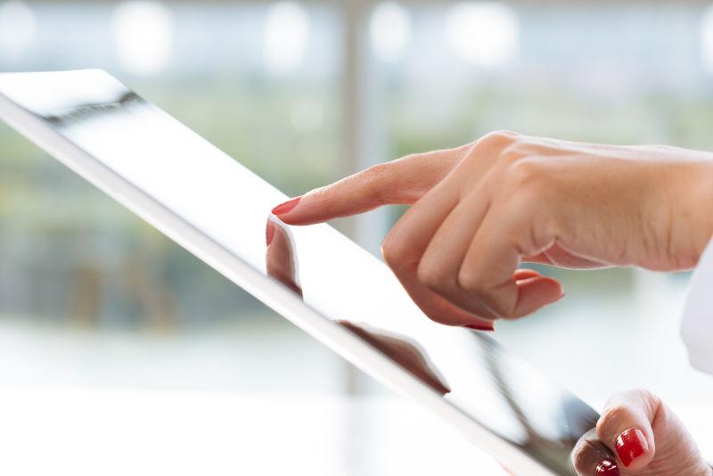 女性手使用平板电脑