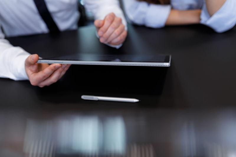 男子使用平板电脑