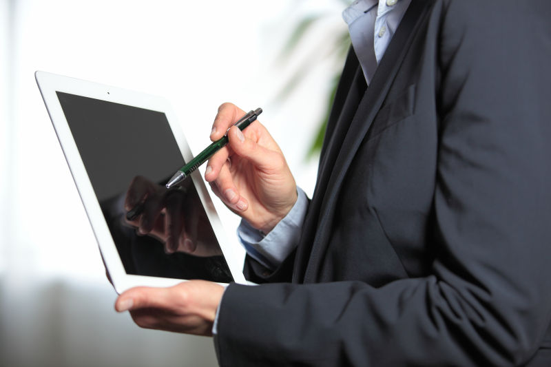 商人手里的平板电脑