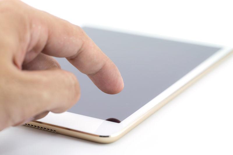 在平板电脑上操作的手