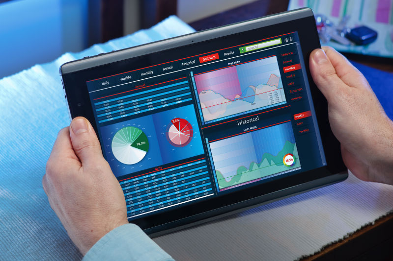 使用平板电脑学习图表的商人