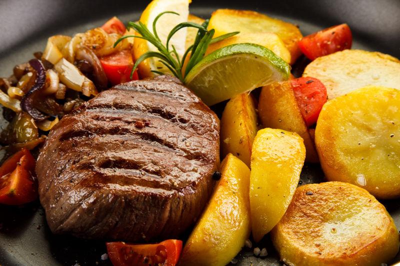 煎锅里的牛排和配菜