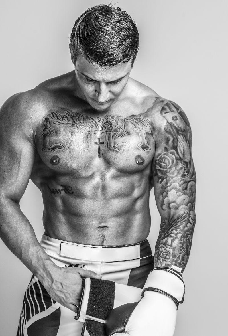 男子身上的纹身图片 戴着拳击手套的肌肉发达的纹身男子素材 高清图片 摄影照片 寻图免费打包下载