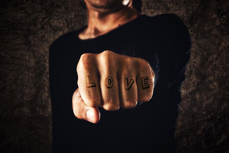 握紧拳头纹身love