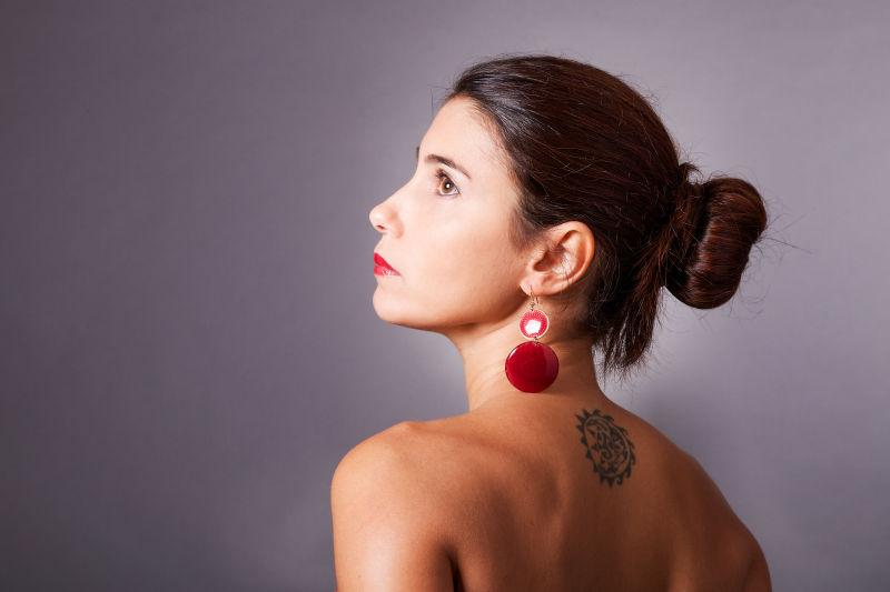 女子颈椎上的纹身