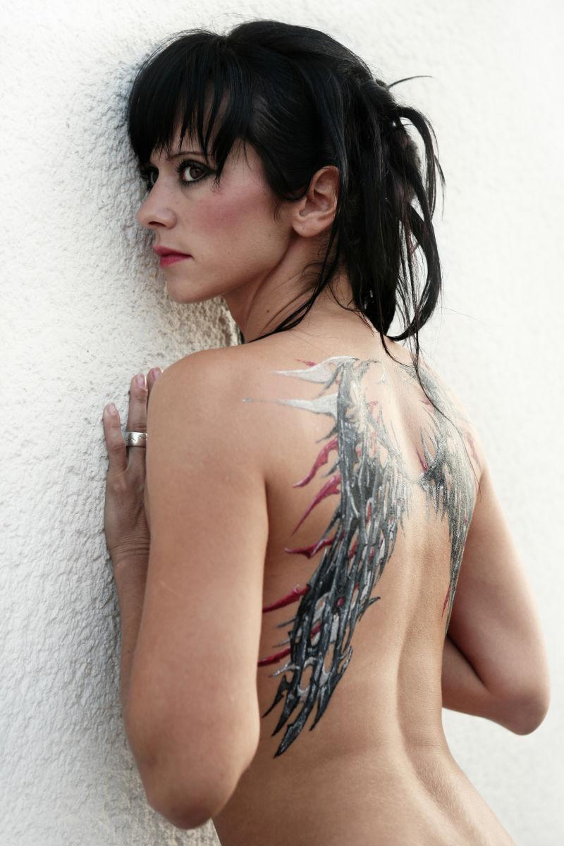 女子背上翅膀纹身