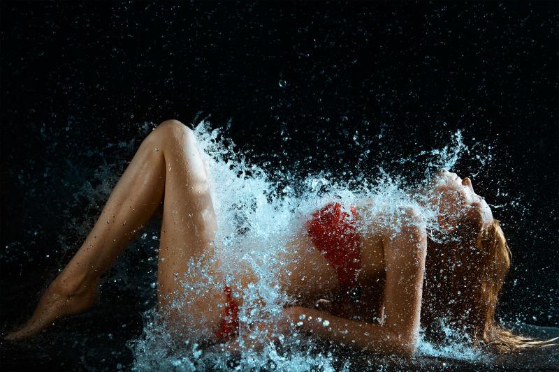 仰躺在水花上的性感美女