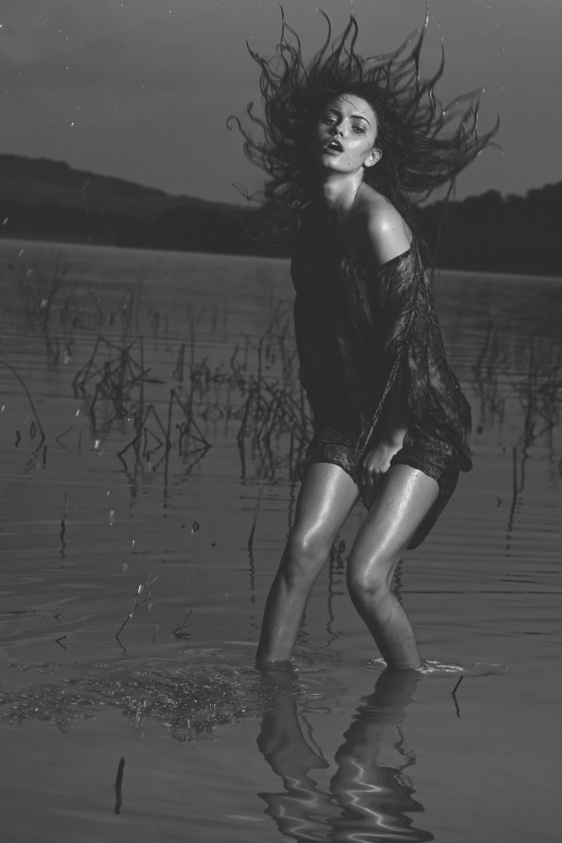 站在水中的时尚美女