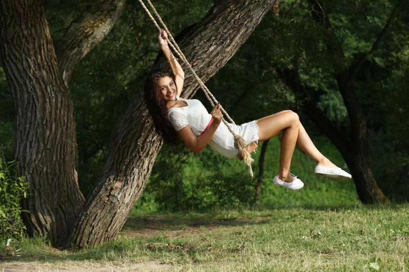 美女快乐的荡秋千图片 美女正在快乐的荡秋千素材 高清图片 摄影照片 寻图免费打包下载