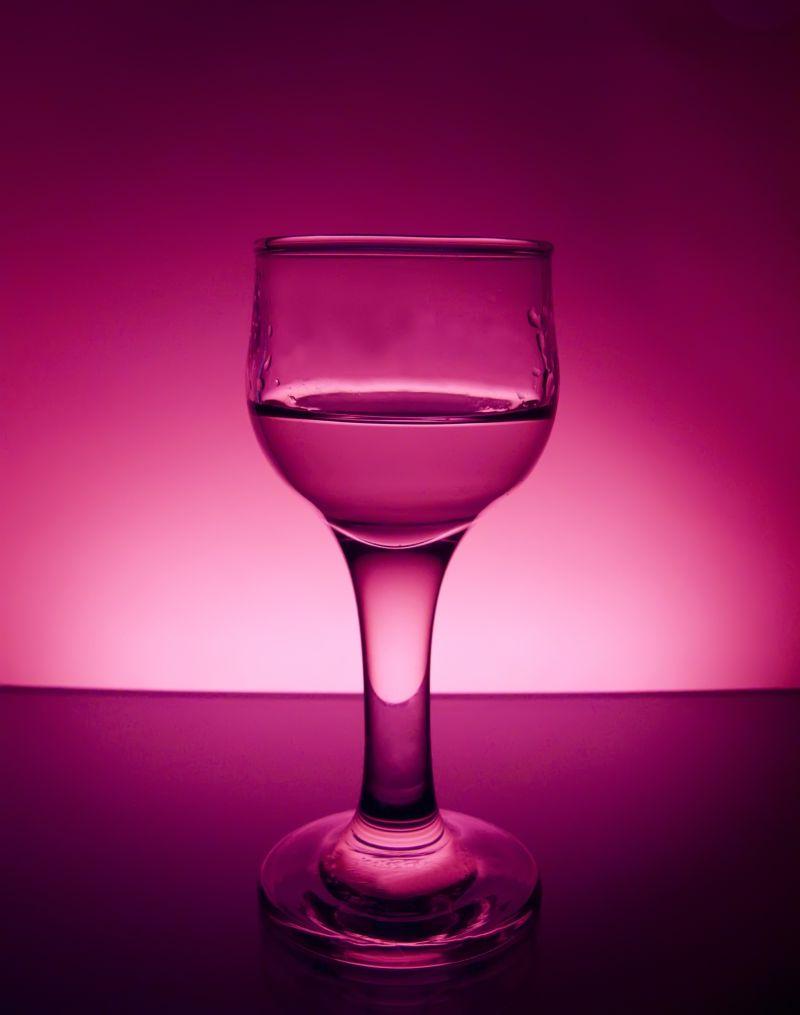 红色背景下的高脚杯