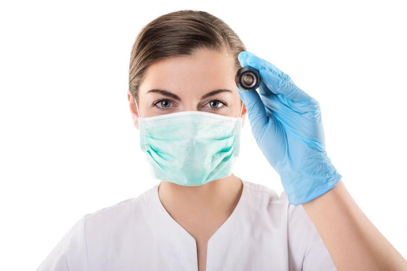 拿着手电筒的医生