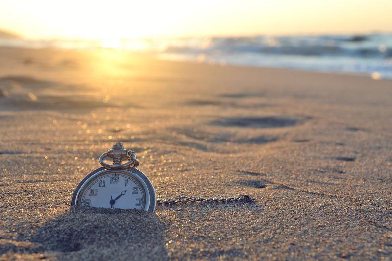 沙滩上的钟表