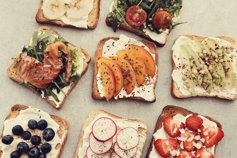 桌上各种美味的三明治