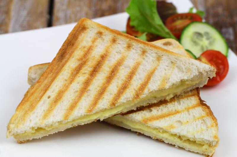 有蔬菜搭配的三明治