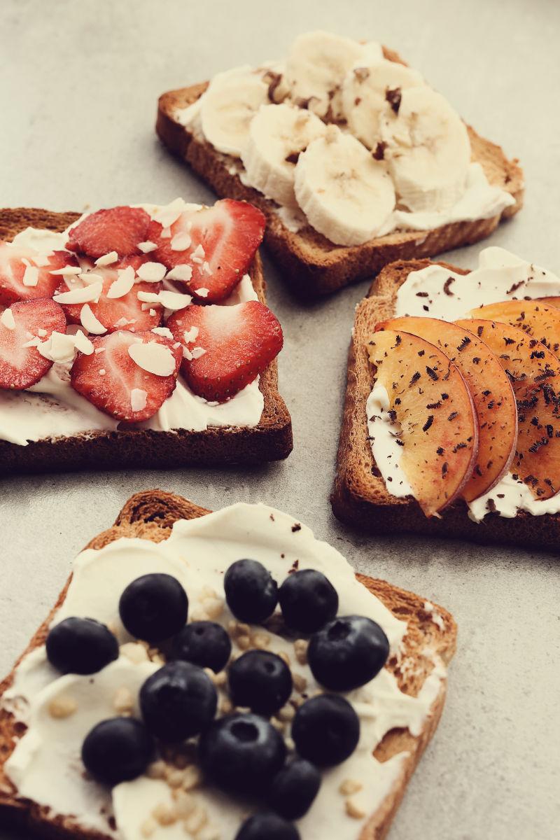 美味的各种水果吐司三明治