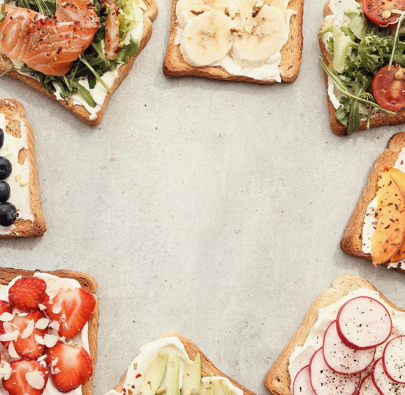 配有各种瓜果蔬菜的吐司三明治