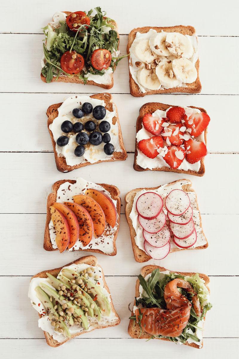 桌上美味的不同食材的三明治