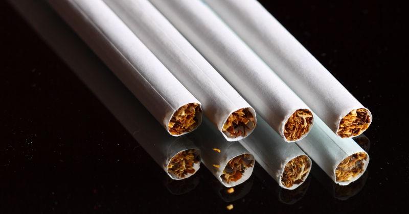 黑背景中的香烟