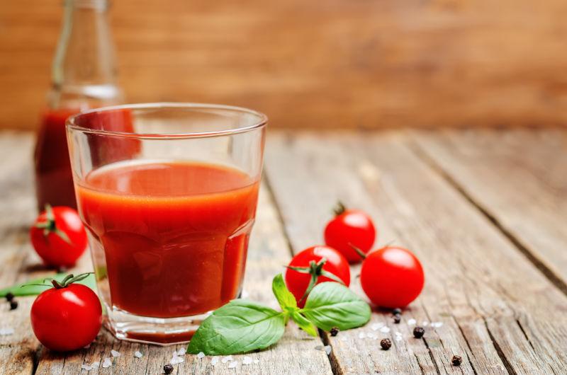 蕃茄汁番茄在黑木背景