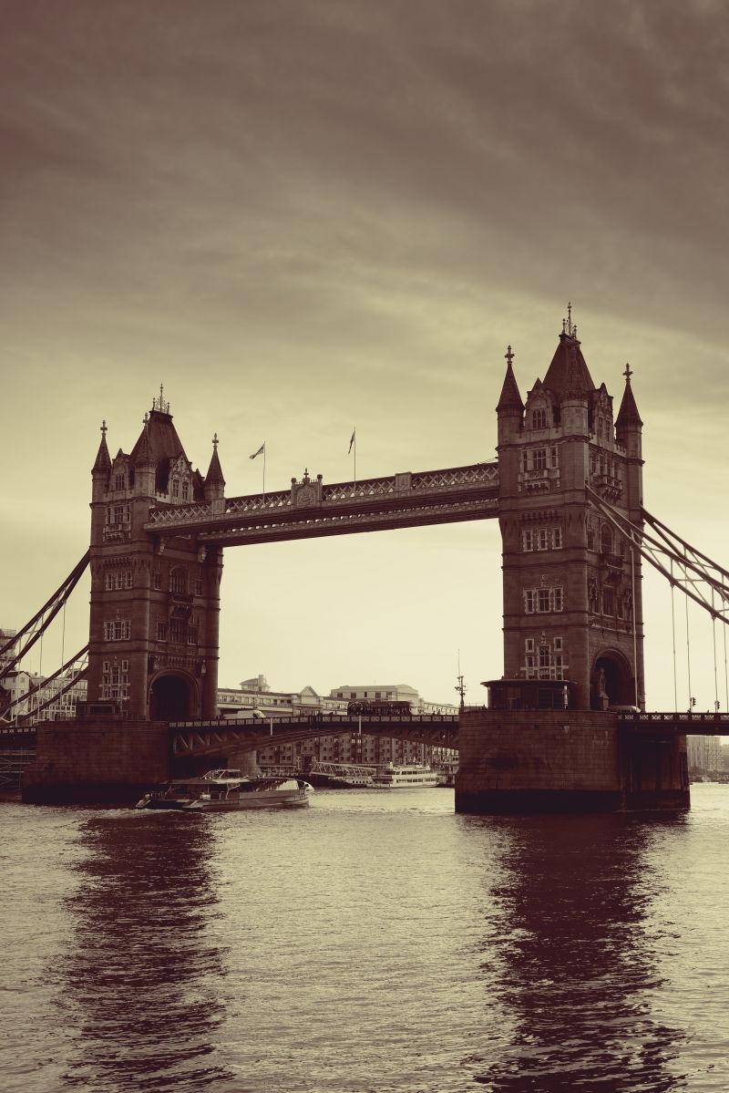 伦敦泰晤士河上的塔桥