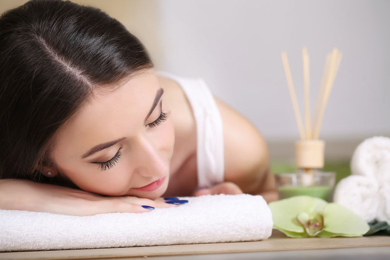 在按摩桌前放松的美女