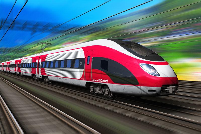 室外铁轨上的快速行驶的红色和白色的高速列车