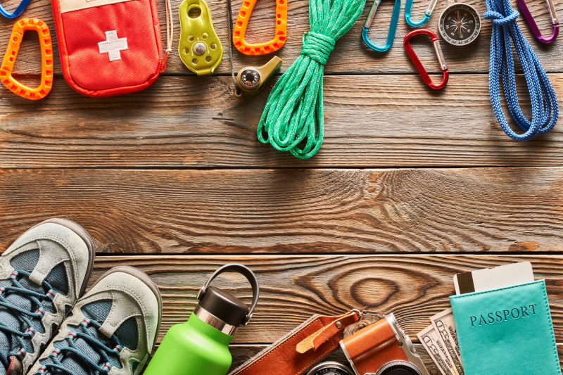 木桌上的旅行必备品