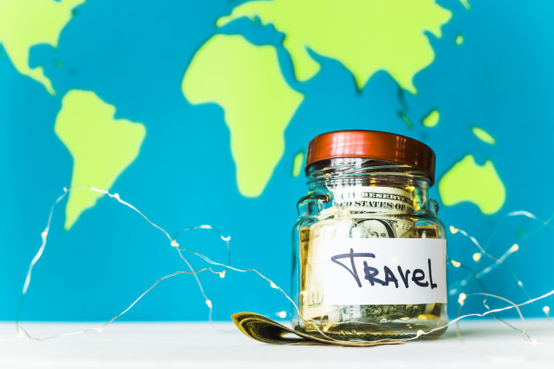 世界旅游和玻存钱罐