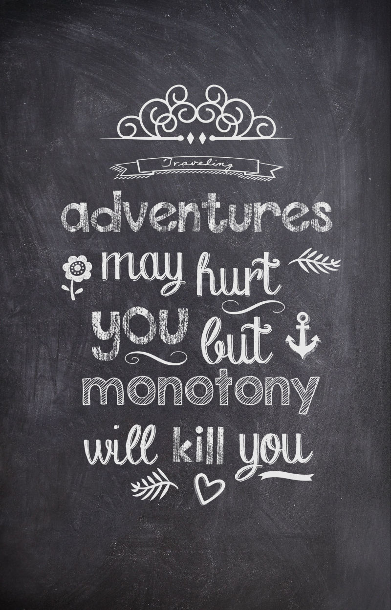 黑板上粉笔写的旅行报价