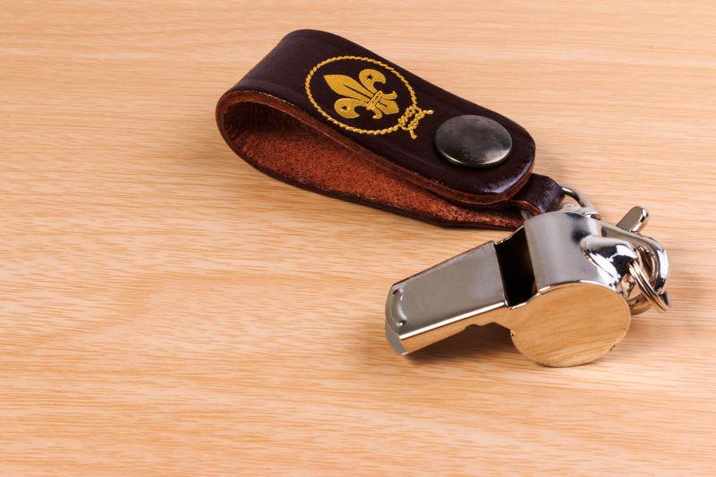 木制背景上的金属哨子