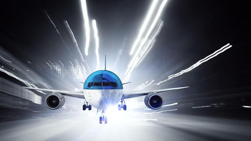 客机在沥青路上紧急降落