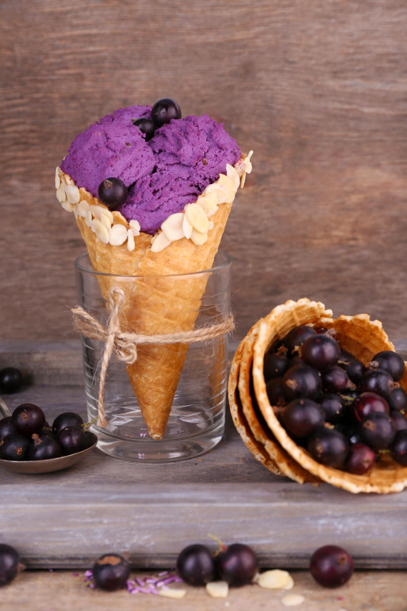 香甜的紫薯冰淇淋甜筒