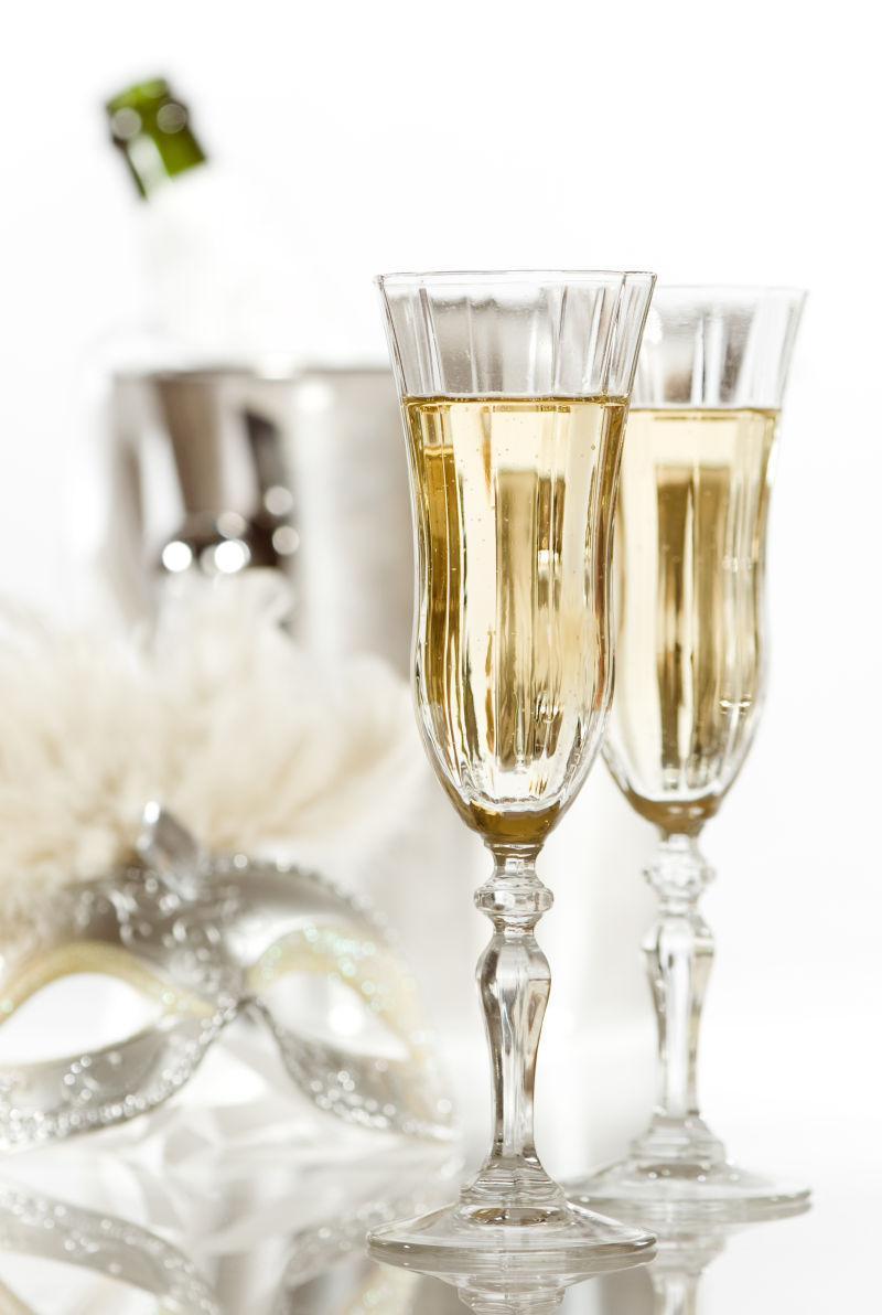 新式化装舞会化妆面具和酒