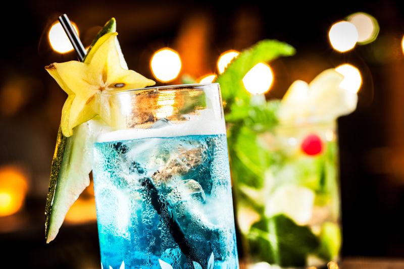 夜间派对中的冷蓝色鸡尾酒