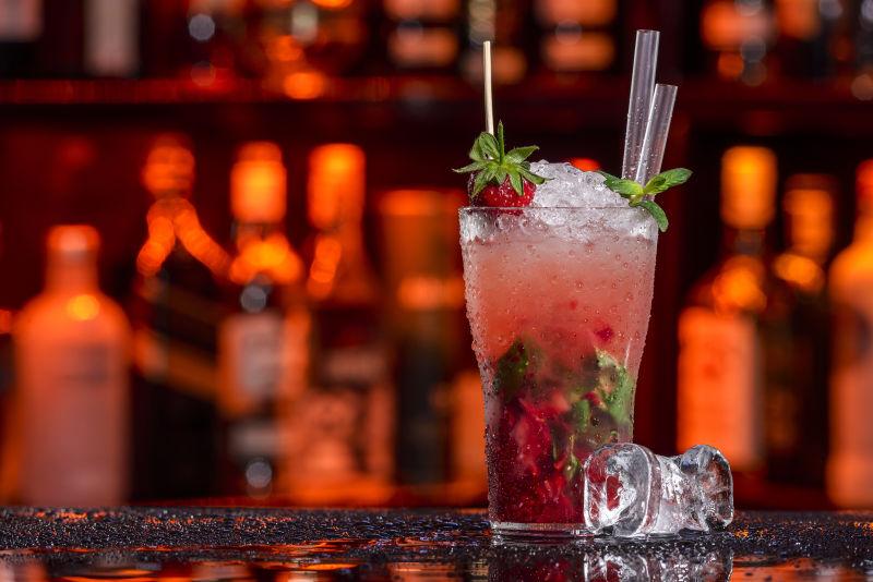 酒吧柜台上的草莓水果莫吉托
