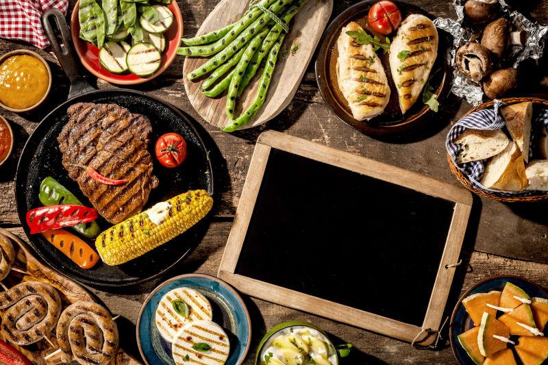 木桌上的烧烤派对牛排